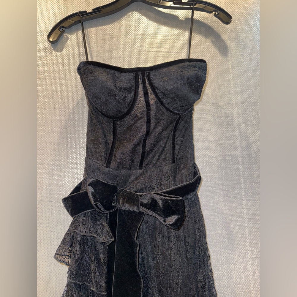 🖤alice + olivia Strapless lace dress with bow accent (removable)